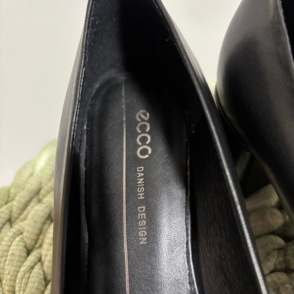 ECCO Shape 35 Squared Pump
Black Leather Block High-Heel Pumps NWOB - Picture 6 of 8